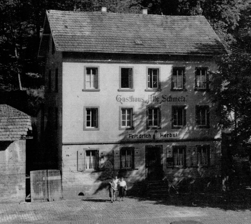 Die Besitzer der Alten Schmelz um 1946 präsentieren stolz ihr Gasthaus.