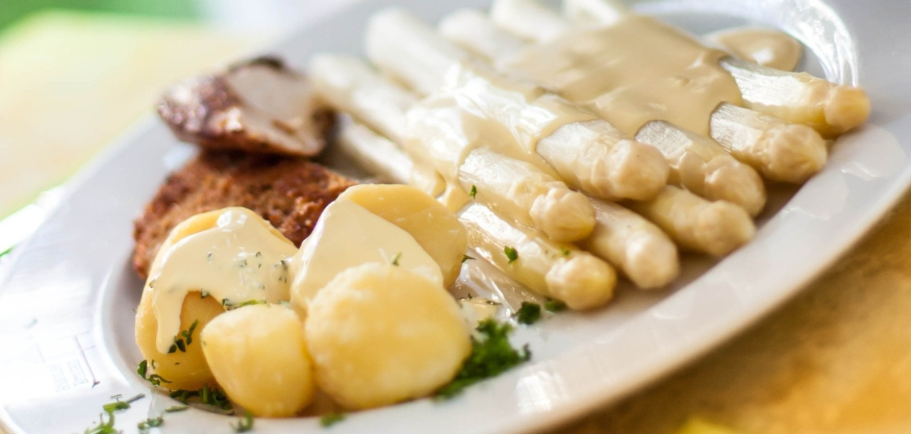 Spargel mit Petersilienkartoffeln und Sauce Hollondaise, Foto: © Mahdi Fleckner